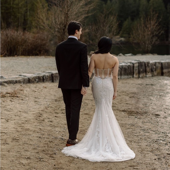 Beautiful mermaid wedding dress with cathedral length veil - Picture 5 of 9